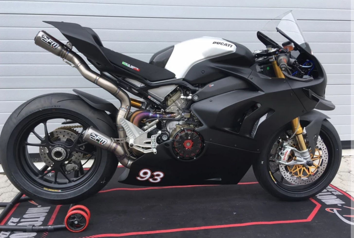 Ducati Panigale V4 R - The Sound of Excellence 