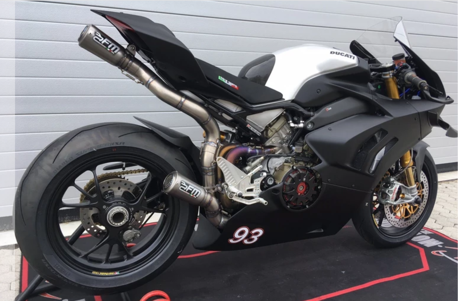 Ducati Panigale V4 R - The Sound of Excellence 